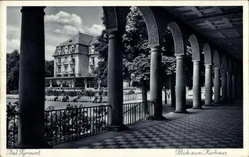 Ak Bad Pyrmont in Niedersachsen, Blick zum Kurhaus, Säulenarkade,  Architektur