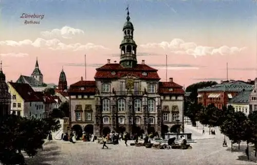 Ak Lüneburg in Niedersachsen, Rathaus von   Architektur, Marktplatz, Personen, Bäume