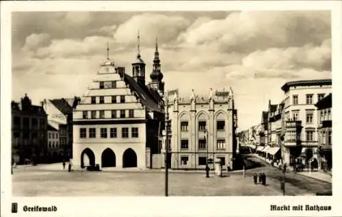 Ak Greifswald in Mecklenburg Vorpommern, Am Markt mit Rathaus