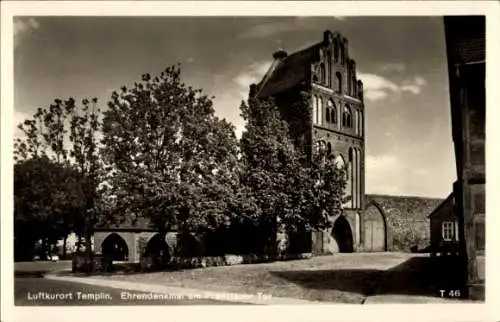 Ak Templin in der Uckermark, Ehrendenkmal am Prenzlauer Tor