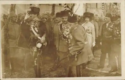 Ak Reise des Kaiserpaares nach Bulgarien und der Türkei, Das Kaiserpaar schreitet mit dem Sultan