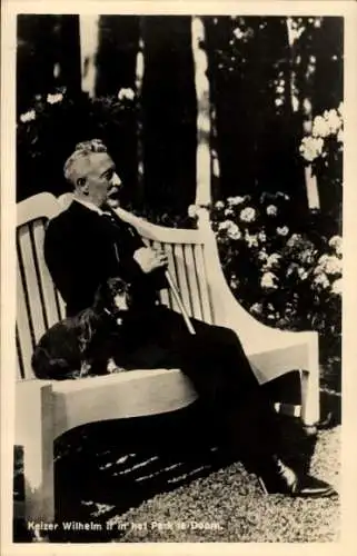Ak Kaiser Wilhelm II. im Exil, Haus Doorn, Parkbank, Dackel, Gehstock