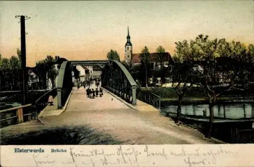 Ak Elsterwerda in Brandenburg, Elsterwerda Brücke, lachende Menschen, Kirchen, Bäume, Wasser