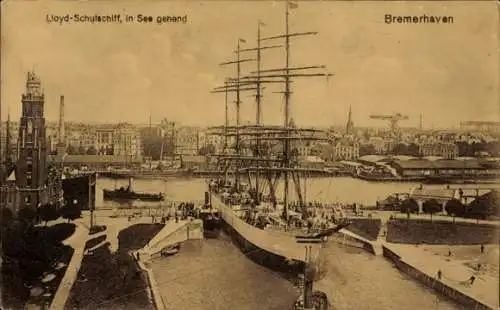 Ak Bremerhaven, Lloyd-Schulschiff, in See gehend,  Hafenansicht, Segelschiff