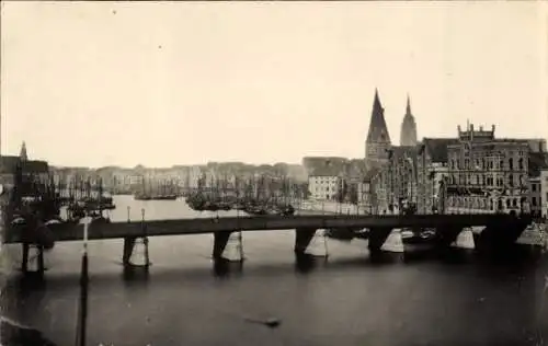 Foto Ak Hansestadt Bremen, Blick über die Hafenbrücke zur Stadt, Kirchturm