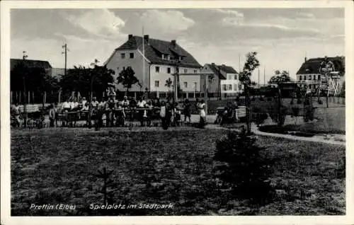 Ak Stadt Prettin Annaburg im Kreis Wittenberg, Spielplatz im Stadtpark, Kinder auf Spielgeräten, 