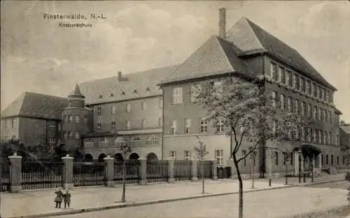 Ak Finsterwalde in der Niederlausitz, Blick auf die Knabenschule,  Architektur, zwei Kinder, Bäum