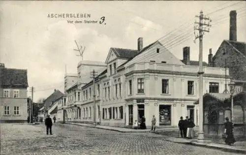 Ak Aschersleben im Salzlandkreis, Ansicht von einem Gebäude, Straße, Menschen, Telegraphenmasten