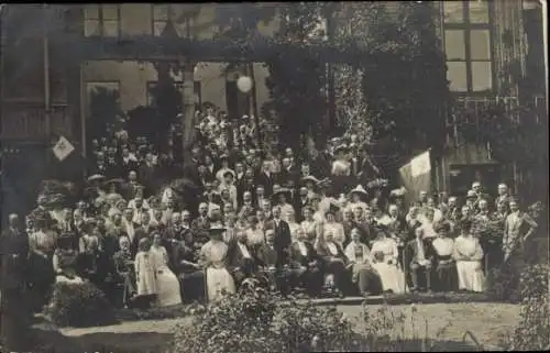 Ak Hansestadt Lübeck, Gruppenfoto, viele Menschen in historischen Kleidungen, alter Garten, Fl...