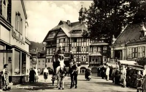 Ak Schwarzburg in Thüringen, Straßenpartie, Passanten, Pferdekutsche, Fachwerkhaus