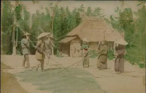Foto Asiaten an der Reetdachhütte