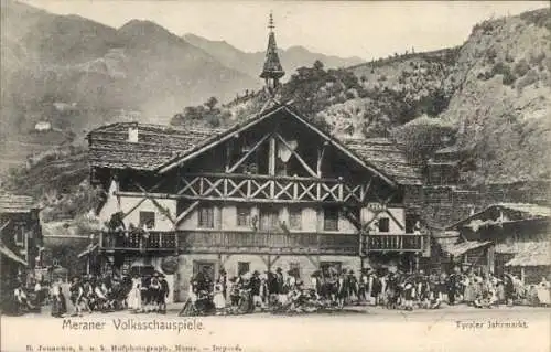 Ak Meran Merano Südtirol, Traditionelles Gebäude, Meraner Volksschauspiele, Menschen in Tracht...