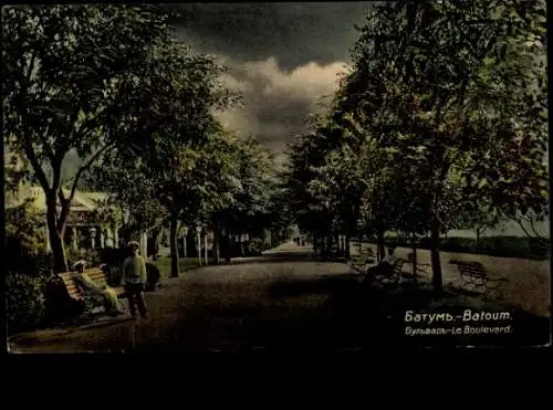 Ak Batumi Georgien, Boulevard, Bäume, Personen auf der Straße, Stühle