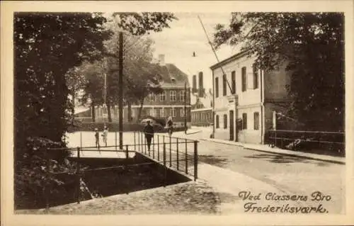Ak Frederiksværk Frederiksvaerk Dänemark, Ved Classens Bro, Brücke, Gebäude, umgeben von Bäumen