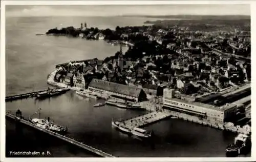 Ak Friedrichshafen am Bodensee, Luftaufnahme der Stadt, Hafen, Gebäude, Schiffe, Bodensee
