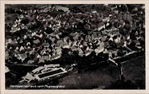 Ak Herzogenaurach in Mittelfranken, Luftbild von   Architektur, städtische Sicht