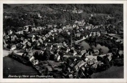 Ak Ilsenburg im Harz, Luftaufnahme von  Harz, Häuser, Teich, Bäume, Berge