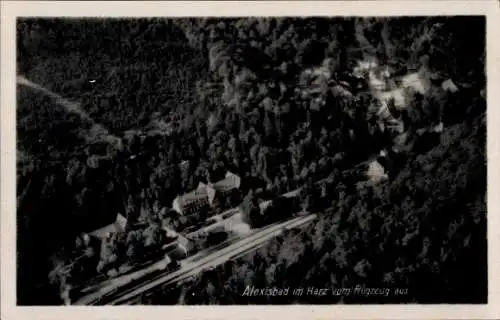 Ak Alexisbad Harzgerode am Harz, Luftaufnahme von  Waldlandschaft, Gebäude, Straße