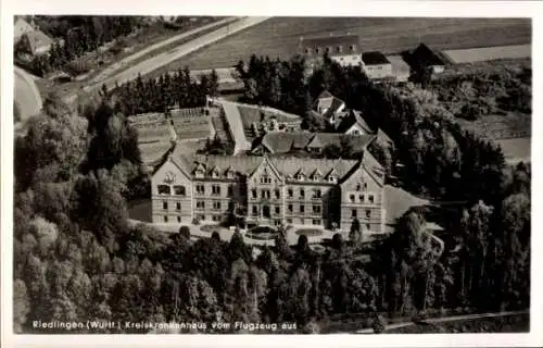 Ak Riedlingen an der Donau Württemberg, Kreiskrankenhaus, Luftaufnahme,  Architektur