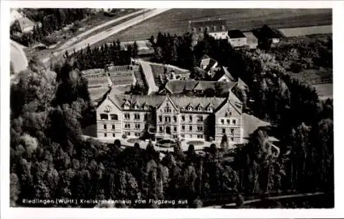 Ak Riedlingen an der Donau Württemberg, Luftaufnahme des Kreiskrankenhauses, Wälder, Wiesen, Bauw