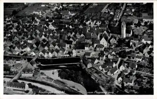 Ak Riedlingen an der Donau Württemberg, Luftaufnahme von  alte Häuser, Kirchturm