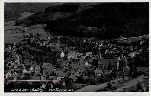 Ak Sulz Lahr im Schwarzwald, Luftaufnahme von Sulz b. Lahr, viele Häuser, Kirche sichtbar