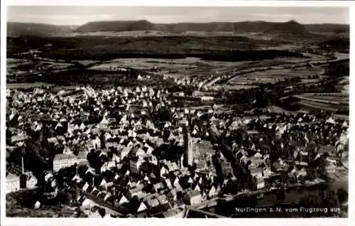 Ak Nürtingen am Neckar Württemberg, Luftaufnahme von  viele Dächer, grüne Felder, Bergkulisse
