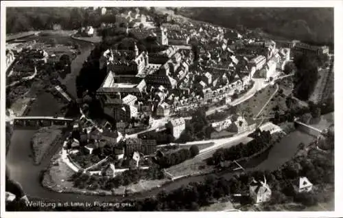 Ak Weilburg an der Lahn Hessen, Luftaufnahme von  Lahn,  Gebäude, Fluss, Stadtansicht