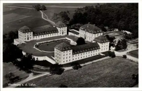 Ak Weilburg an der Lahn Hessen, Luftaufnahme eines Gebäudekomplexes, ländliche Umgebung
