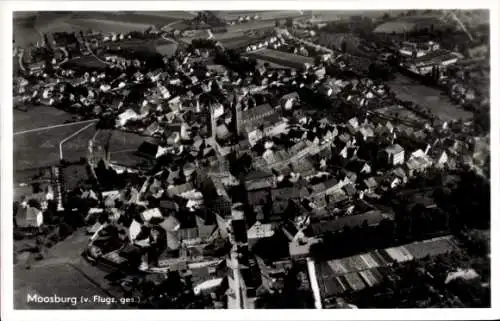 Ak Moosburg an der Isar, Luftaufnahme von  viele Häuser, grüne Flächen, ländliche Umgebung