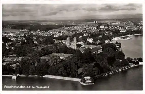 Ak Friedrichshafen am Bodensee, Luftaufnahme von  Wasser und Landschaft,  Architektur