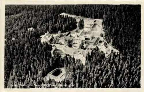 Ak Albertsberg Auerbach im Vogtland, Luftaufnahme der Heilstätte  Wald, Gebäude