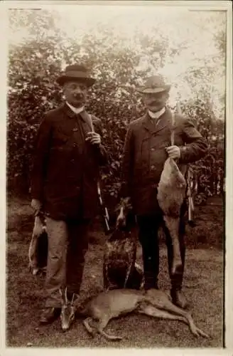 Foto Zwei Jäger mit erlegten Tieren, Jagdhund