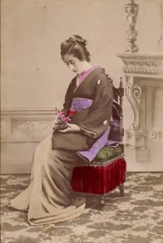 Foto Japanische Frau im Kimono auf einem Sessel, coloriert
