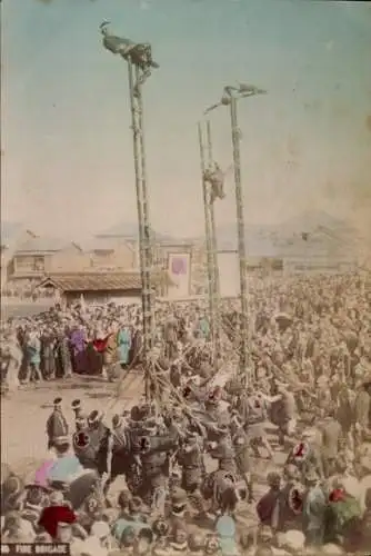 Foto Japan, Feuerwehr, Übungen an Leitern, Zuschauer, coloriert