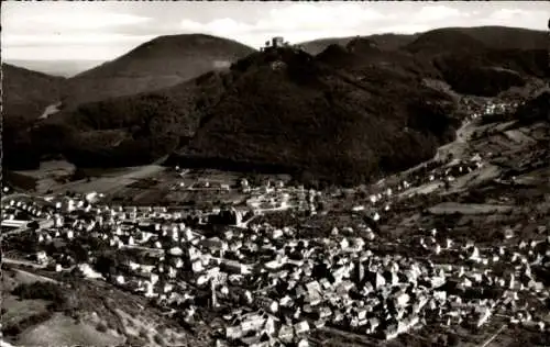 Ak Annweiler am Trifels Pfalz, Luftaufnahme von Annweiler, Trifelsburg im Hintergrund, ländliche 