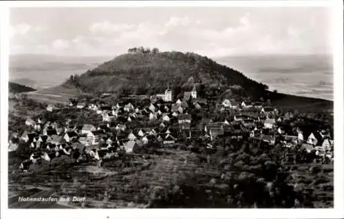 Ak Hohenstaufen Göppingen in Württemberg, Luftaufnahme des Dorfes  Hügel, Wolken