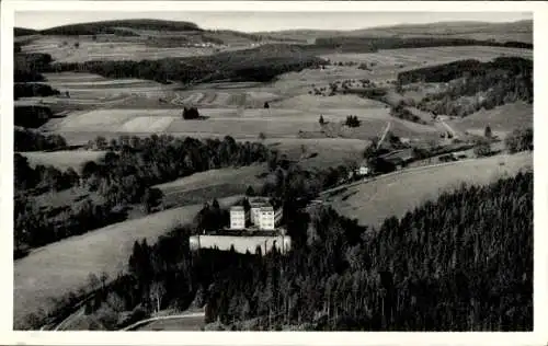 Ak Münsingen in Württemberg, Landschaft mit Grafeneck, Hügel, Wälder, Straße