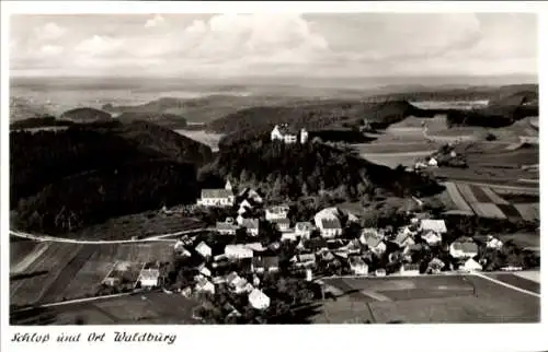 Ak Waldburg in Württemberg, Luftaufnahme von  Schloss sichtbar, ländliche Umgebung
