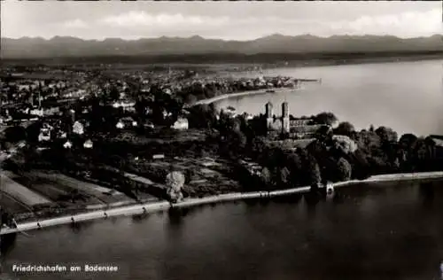 Ak Friedrichshafen am Bodensee, Luftaufnahme von Friedrichshafen, Bodensee, Berge im Hintergrund