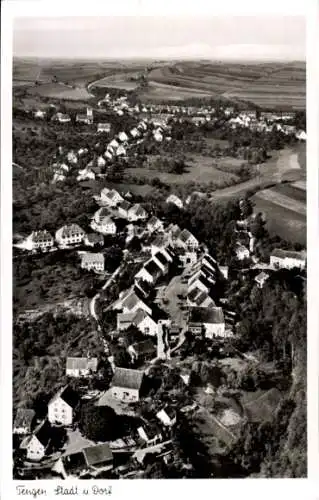 Ak Tengen in Baden, Schwarz-Weiß-Foto von  Stadt und Dorf, Luftaufnahme, ländliche Umgebung