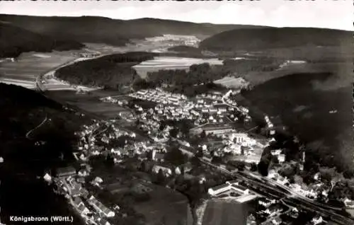 Ak Königsbronn an der Brenz, Luftaufnahme von  grüne Landschaft, Häuseransichten