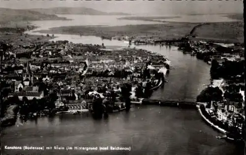 Ak Konstanz am Bodensee, Luftaufnahme von Konstanz und Rhein, Insel Reichenau im Hintergrund