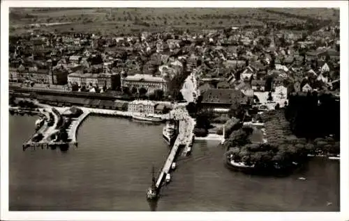 Ak Konstanz am Bodensee, Luftaufnahme von Konstanz, Stadtansicht, Bodenseeufer, Hafen, Schiffe