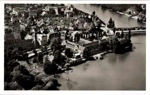 Ak Konstanz am Bodensee, Luftaufnahme von  Bodensee, Stadtansicht, Inselhotel sichtbar