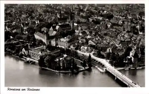 Ak Konstanz am Bodensee, Luftaufnahme von  Bodensee, viele Häuser, Brücke