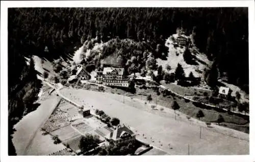 Ak Krähenbad Alpirsbach im Schwarzwald, Luftaufnahme, Sanatorium Krähenbad, Wald und Gebäude