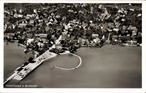 Ak Immenstaad am Bodensee, Luftaufnahme von Immenstaad, Bodenseeufer, Wohnhäuser, Hafen