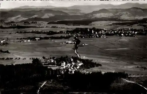 Ak Neutrauchburg Isny im Allgäu, Luftaufnahme von  Kinderkurheim, weite Landschaft, Berge im Hint