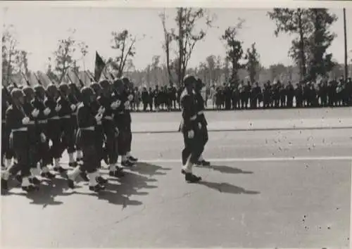 Original Foto Berlin Tiergarten, Ost-West-Allee, Alliiertenparade, um 1945/46, 13 x 17 cm